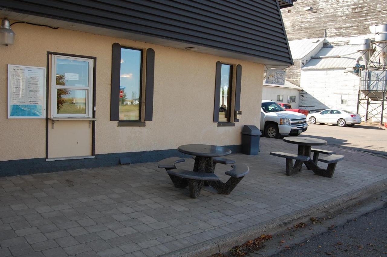 The Home Hotel Boissevain Exterior foto